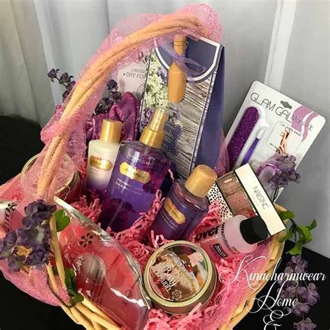 While we await beautiful bouquets and gifts that sparkle, isn't it high time to scope out valentine gift ideas for him? 15 Great Gift Basket Ideas Match for Any Type Of Women ...