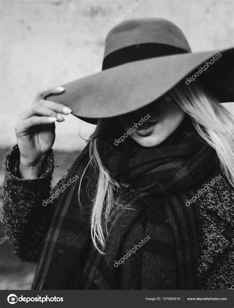 Smiling Girl In A Hat Walking — Stock Photo © Vaksmanv101 157904510