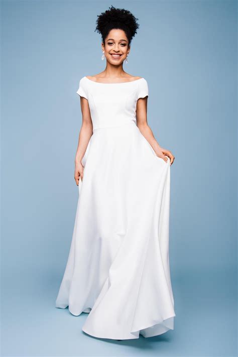 Brautkleider online shop, schneller versand. Brautkleid mit U-Boot Ausschnitt & Kurzarm | edel & lässig ...