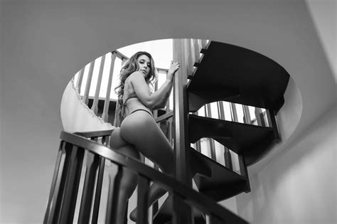 Fondos De Pantalla Mujer Monocromo Modelo Culo Sentado Fotografía Escaleras Bikini