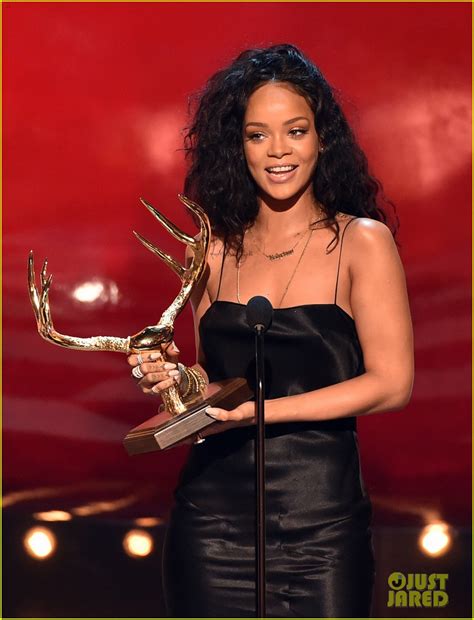 Rihanna Covers Up To Accept Her Most Desirable Woman Award Photo