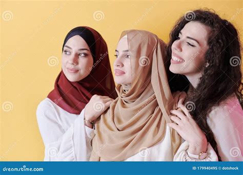 Mujeres Musulmanas Con Traje De Moda Aisladas En Amarillo Imagen De Archivo Imagen De Hembra