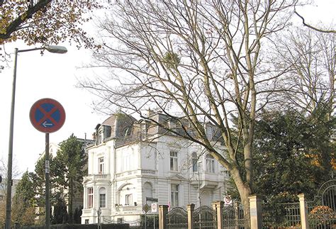 2) aber zu hause hat er seine schultasche in die ecke geworfen. Wie selig ist das Haus zu preisen | Photo: Wiesbaden ...