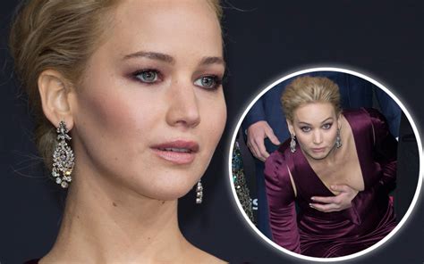 Jennifer Lawrence Struggles To Keep Her Dress Closed At Hunger Games Premieresee Her Wardrobe
