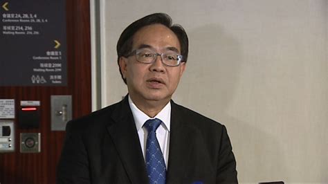 英國政府亦再重申， 持bno visa人士不能領取社會福利， 需要有經濟能力能在英國生活至少6個月， 同時支付英國ihs費用。 另外申請人不用持有有效bno護照去申請bno簽證， 使用特區護照亦會受理。 盧偉國：持英國護照因工作需要 | Now 新聞