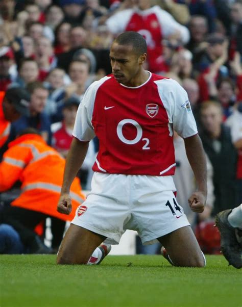 Aubameyang Copies Iconic Henry Celebration In Front Of Arsenal Legend