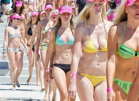 World S Largest Bikini Parade Record Set By Women At Surfers