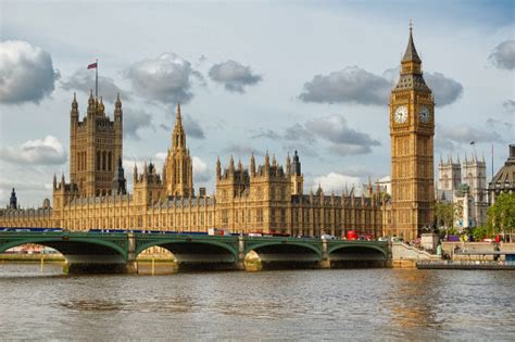 It lies to the northwest of continental europe, with ireland to the west, and makes up the larger part of the territory of the united kingdom. Nice places to visit while in Great Britain