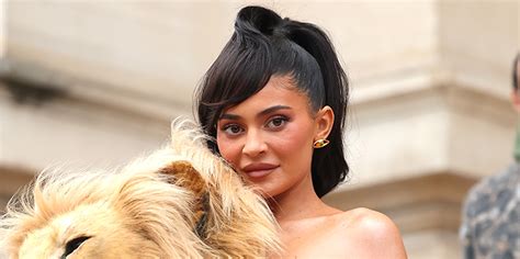 The Internet Is Divided Over Kylie Jenners Unmissable Lion Head Dress