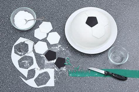 Weitere ideen zu bayern torte, fußball kuchen, fußball torte. Backen zur EM: Einfache Fußball-Torte | Fußball torte ...