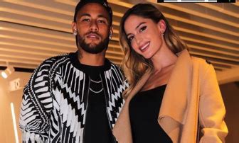 En aquel entonces, la prensa brasileña había anticipado que la modelo le había sido infiel y que había tenido un amorío con el futbolista del psg. Neymar and Natalia Barulich relationship milestone pics