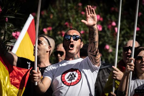 Apología nazi homofobia y odio a granel la ultraderecha amplió sus