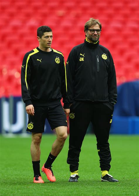 Dortmund kentinde bir taraftar yoldan geçerken arabasının içinde lewandowski'yi gördü. Robert Lewandowski, Jurgen Klopp - Robert Lewandowski ...