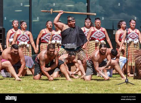 Nueva Zelanda Maori Hombres Y Mujeres De Un Grupo De Kapa Haka Danza