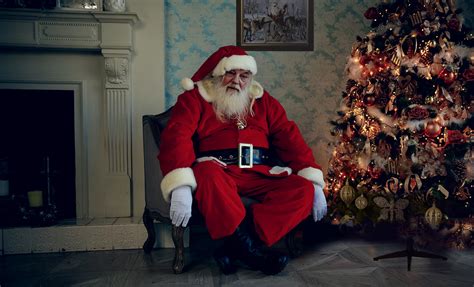 Papá Noel Vuelve A Encontrarse Con Un árbol Sin Regalos A Su Regreso A