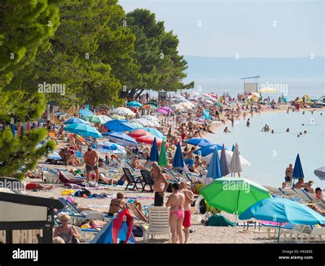 Überfüllten Strand Von Baska Voda In Kroatien Stockfotografie Alamy