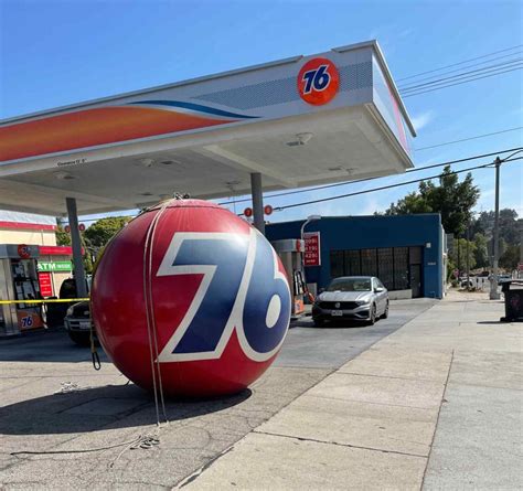Union 76 Ball Being Removed At Atwater Village Gas Station