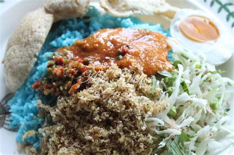 Nasi kerabu merupakan hidangan yang terkenal di seluruh kelantan. Azie Kitchen: Nasi Kerabu Kelantan | Nasi kerabu, Biryani ...