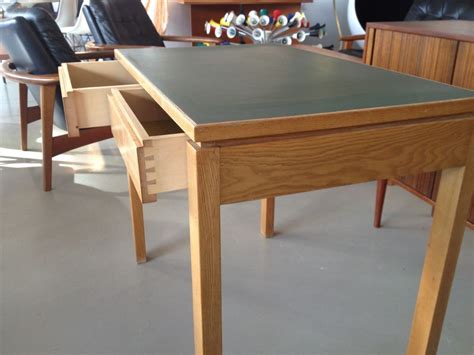 Unsere erfahrenen tischler verwenden für die fertigung ihres schreibtischs nur die hochwertigsten hölzer aus nachhaltiger forstwirtschaft. Kleiner CH-Schreibtisch | Elastique Zürich | Vintage Möbel ...