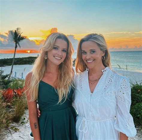 Reese Witherspoon And Ava Phillippe Just Had The Most Relatable Mother Daughter Beauty Moment