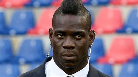 Mario balotelli barwuah (italian pronunciation: Mario Balotelli beccato in spiaggia. Lei la mano lì e la ...