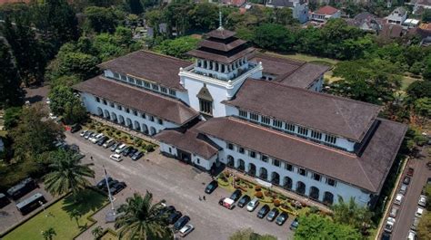Jawa barat kini miliki perda pesantren pertama di indonesia. PSBB Proporsional Berlaku di Seluruh Wilayah di Jawa Barat ...