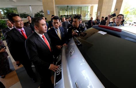 Cermin pemantul kanan dan kiri kereta. Cermin sisi dan belakang kenderaan persendirian dibenar ...