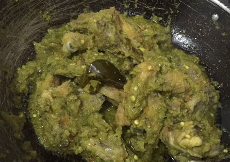 This sambal ijo is a very green condiment, the colour comes from the green birds eye chillies and green tomatoes used, although i go a step further by adding some coriander (cilantro) leaves to my. Sambal Ijo Seray : Resep Sambal Cabai Hijau Endeus Tv ...