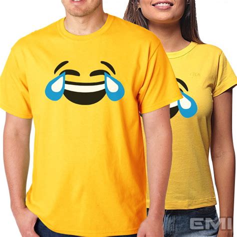 Também conhecido como emoji rindo e chorando, rosto lol ou rosto cwl. Camiseta Emoji chorando de rir (cada) no Elo7 | EMI ...