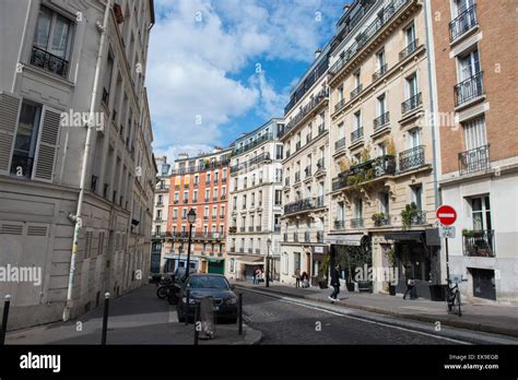 Rue Lepic In Montmartre Paris France Eu Stock Photo Alamy