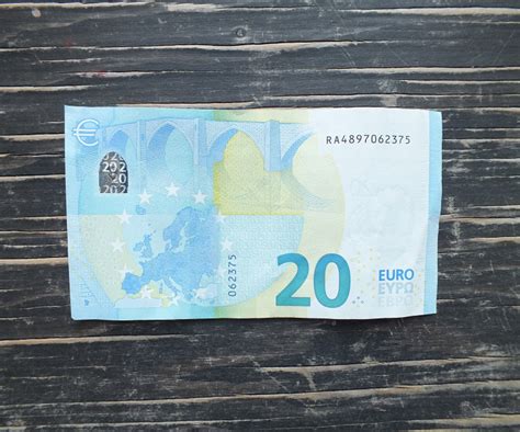 Der schein ist mit sicherheit aus einem geldautomaten gezogen worden und sieht nicht aus nach gewaltanwendung, allerdings sind deutliche klebereste darauf und teile euro eypo zeichen fehlen. 50 Euro Schein In Din A 4 Ausdrucken - Neue Banknoten ...