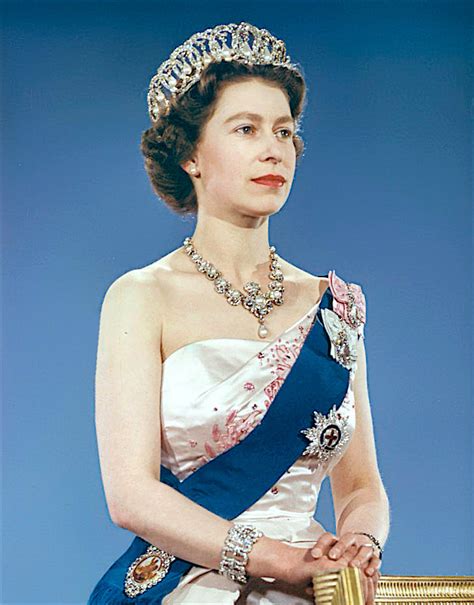 Read about her life story from a young princess to head of the british state and commonwealth. File:Queen Elizabeth II 1959.jpg - Wikimedia Commons