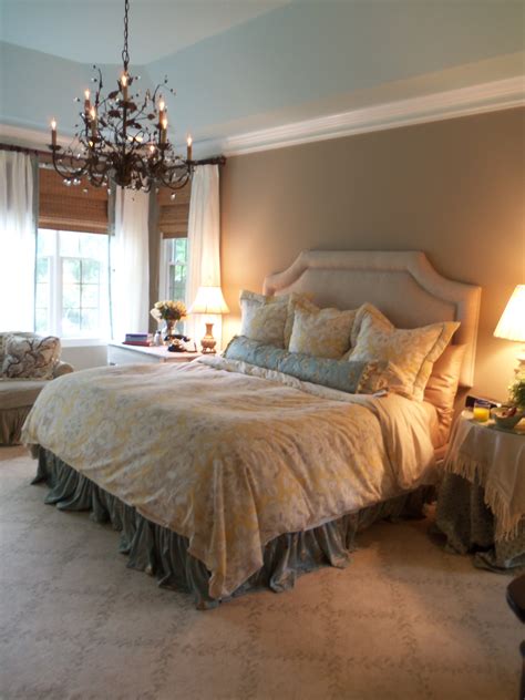 I love shabby chic interior design, being creative in the form of working from scratch. Shabby French Bedding