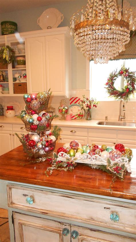 20 Christmas Kitchen Table Decor