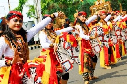 Sebutkan Tiga Tarian Daerah Beserta Pola Lantai