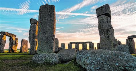 How and why did prehistoric man build the massive stone structures at stonehenge? Stonehenge-Schau: Steine zum Angreifen | kurier.at