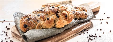 Braided cardamom bread, or finnish pulla, is a great bread for the new bread baker with a special herbal, citrus character. Πλεξούδες ζύμης με νιφάδες σοκολάτας | Yogurt recipes, Braided bread, Chocolate chip recipes