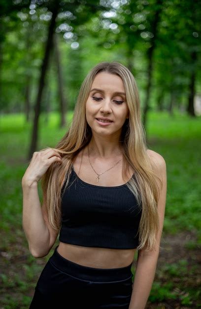 Premium Photo Young Beautiful Sporty Blonde Woman