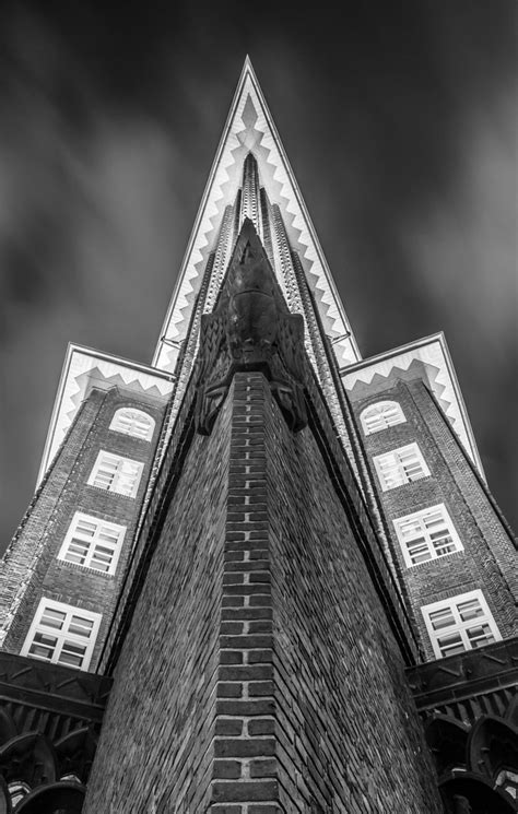 The chilehaus building is famed for its top, which is reminiscent of a ship's prow, and the facades, which meet let's go for a tour of this world famous building, the chilehaus (chile house) which is a. Chilehaus Hamburg Kontorhaus Foto & Bild | architektur ...