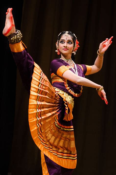 Dancing Bharatanatyam Dancer Bharatanatyam Poses Bharatanatyam Costume