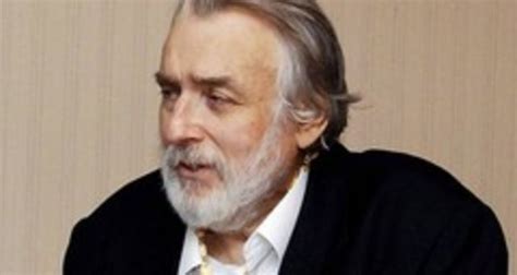 Adrian paunescu este cunoscut mai ales ca poet si ca organizator al cenaclului flacara. Adrian Paunescu ar fi implinit astazi 68 de ani