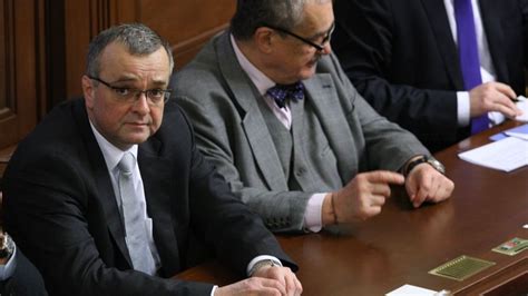 Zde je čekalo asi 150 studentů a pedagogů. Vláda schválila daňové změny související s novým zákoníkem ...