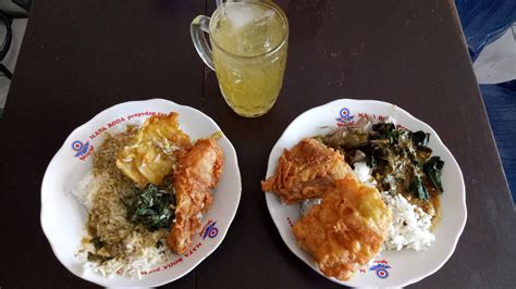 Cara penyajian menu rumah makan satu ini berbeda dengan rumah makan masakan padang lainnya. Nasi Padang Minangsari Jogja, Kuliner Legendaris Penolak ...