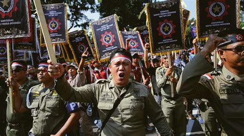 Skrol ke bawah untuk melihat senarai kalendar seluruh negara atau pilih kalendar negeri anda. Aksi Hari Buruh Sedunia 2018 di Jakarta - Foto Tirto.ID ...