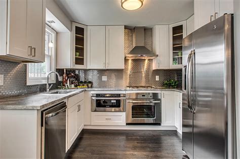 Stainless steel appliances creates modern look in this beach style kitchen. Beautiful and Refreshing Kitchen Backsplash for White Cabinets Ideas | Ideas 4 Homes
