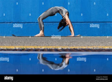 Bend Posture Hi Res Stock Photography And Images Alamy