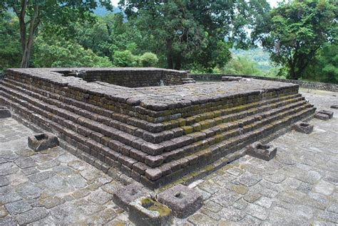 Di gunung kawi, terdapat candi yang di pahat di tebing batu di ketinggian 8 meter dengan jumlah 10 candi. Candi Bukit Batu Pahat / 峇都巴辖山陵庙 | tian yake | Flickr