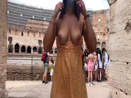 Esce Le Tette Dentro Al Colosseo Video E Film Porno Italiani