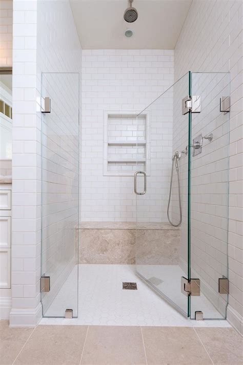 Keberadaan sekat atau shower screen justru bisa membuat kamar mandi semakin sempit. Inspirasi Desain Shower Kamar Mandi Sederhana - Cafeteria ID