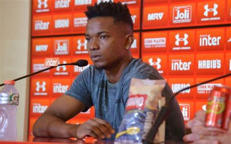 Thiago henrique mendes ribeiro (born 15 march 1992) is a brazilian professional footballer who plays as a central midfielder for french club lyon. Diretoria do São Paulo anuncia venda de Thiago Mendes ao ...